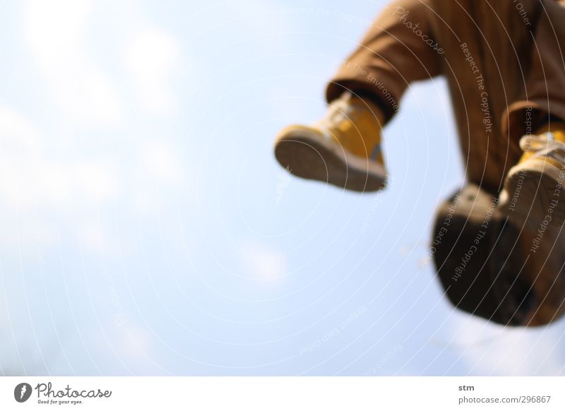 sonnentag Freizeit & Hobby Spielen Kind Kleinkind Kindheit Fuß 1 Mensch 1-3 Jahre Himmel Wolken Schönes Wetter Schuhe Turnschuh authentisch lustig Klischee blau