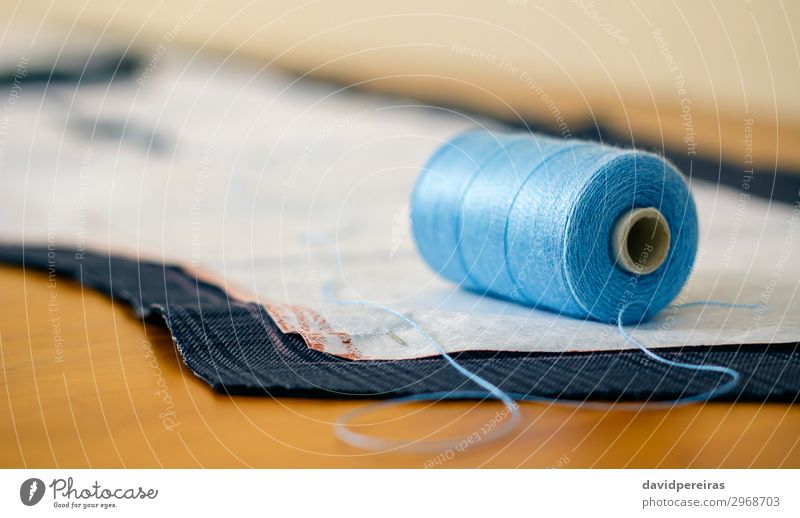 Garnrolle in einer Näherei Design Freizeit & Hobby Tisch Handwerk Business Mode Bekleidung Stoff blau Spule Faser Damenschneiderin Werkstatt Atelier Schneider