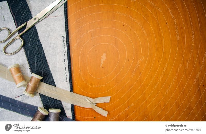 Nähmaterialien auf einem Tisch Stil Design Freizeit & Hobby Basteln Arbeit & Erwerbstätigkeit Fabrik Industrie Handwerk Werkzeug Schere Fluggerät Mode