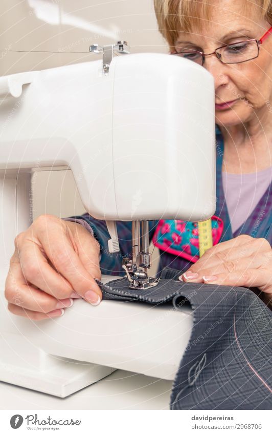 Seniorin der Näherin bei der Arbeit an der Nähmaschine Design Handarbeit Arbeit & Erwerbstätigkeit Beruf Industrie Handwerk Frau Erwachsene Mode Bekleidung