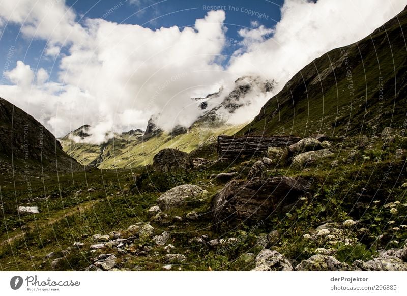 Hütte mit Gebirge Umwelt Natur Landschaft Pflanze Urelemente Wolken Sommer Klima Schönes Wetter schlechtes Wetter Alpen Berge u. Gebirge Gipfel beobachten