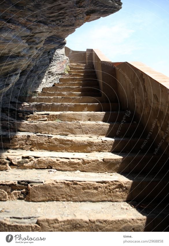 stairway to holiday Schönes Wetter Felsen Küste Cadaques Spanien Bauwerk Mauer Wand Treppe Sehenswürdigkeit Stein Naturstein hell historisch hoch Kraft Schutz