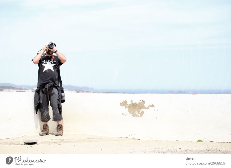 für den richtigen Winkel | immer an der Wand lang maskulin Mann Erwachsene 1 Mensch Künstler Fotograf Fotografie Fotokamera Himmel Horizont Mauer T-Shirt Hose