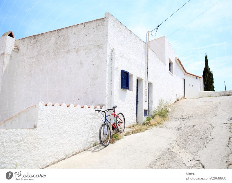 Verschnaufpause Energiewirtschaft Himmel Schönes Wetter Baum Berge u. Gebirge Cadaques Stadtrand Haus Bauwerk Gebäude Architektur Mauer Wand Verkehr