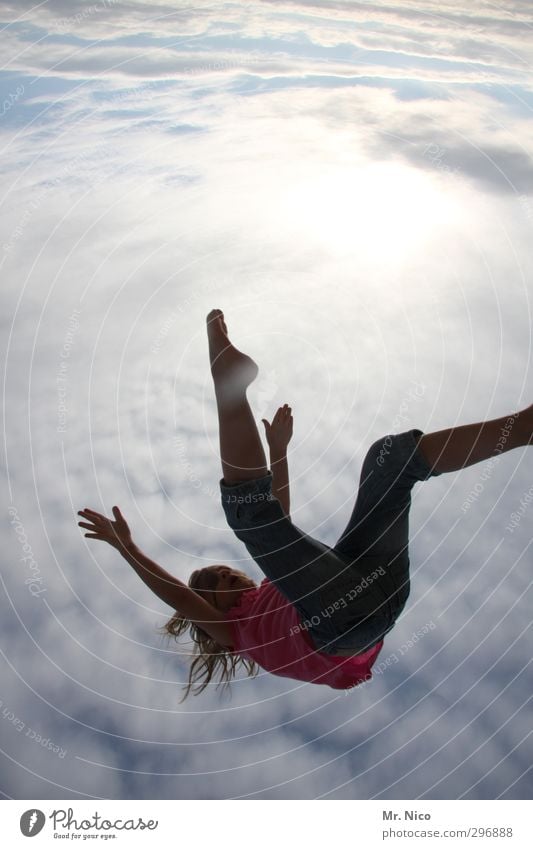 red bull Sommer feminin Mädchen Kindheit Körper Arme Beine 1 Mensch 8-13 Jahre Umwelt Himmel Wolken fallen fliegen springen frei verrückt Freiheit ausgestreckt