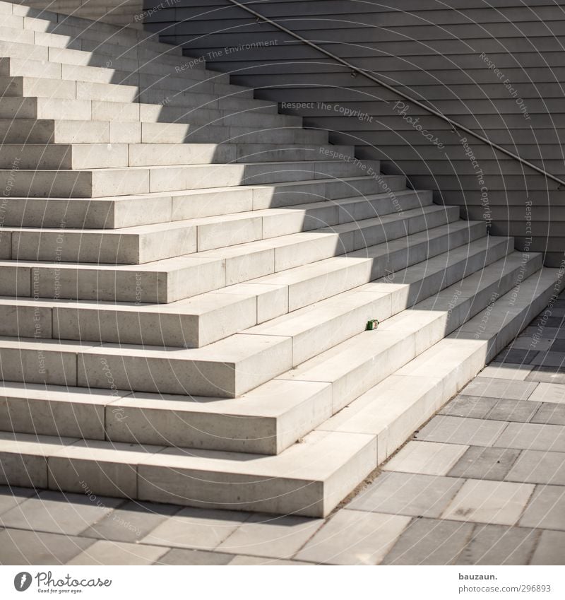 sonnenseite. Karriere Erfolg Sonne Sonnenlicht Frühling Sommer Schönes Wetter Stadtzentrum Menschenleer Bauwerk Gebäude Architektur Mauer Wand Treppe Fassade