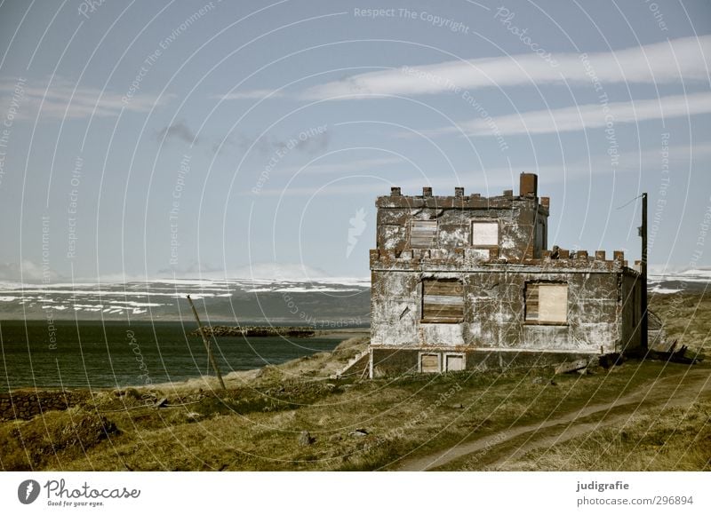 Island Umwelt Natur Landschaft Himmel Fjord Haus Hütte Bauwerk Gebäude Mauer Wand alt kaputt natürlich Idylle Verfall Vergänglichkeit Häusliches Leben Unbewohnt