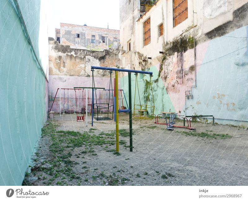 kubanischer Spielplatz Menschenleer Haus Hochhaus Platz Mauer Wand Schaukel Wippe Hof alt Armut authentisch einfach verfallen Kuba Farbfoto mehrfarbig