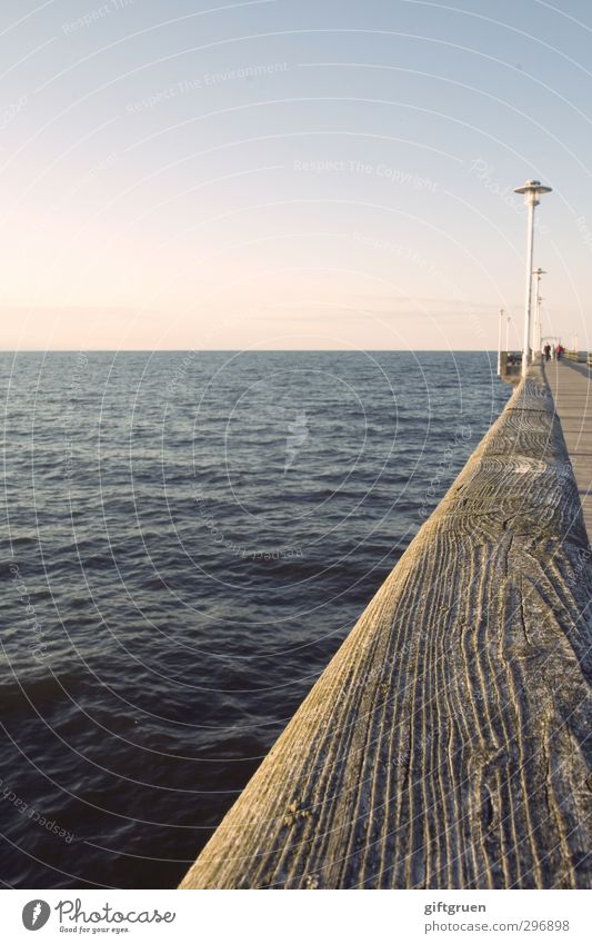 maritime lines Umwelt Natur Urelemente Wasser Wolkenloser Himmel Sonne Sonnenaufgang Sonnenuntergang Schönes Wetter Wellen Küste Ostsee Meer gehen Seebrücke