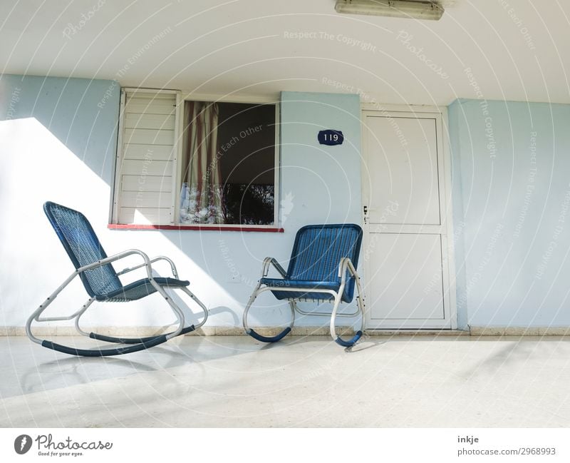 kubanische Schaukelstühle Menschenleer Haus Terrasse Fenster Tür Dach Schaukelstuhl Stuhl authentisch einfach hell blau weiß Eingang Pause 2 Kuba Farbfoto