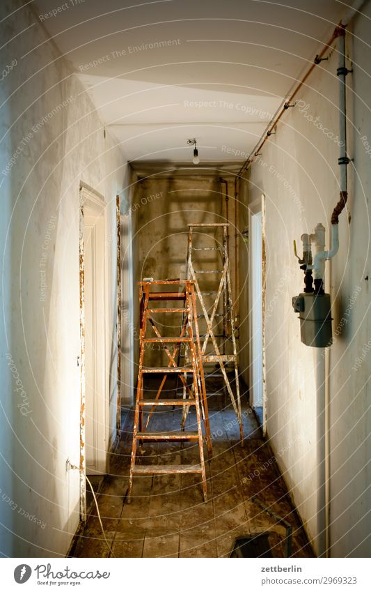 Altbausanierung Arbeit & Erwerbstätigkeit Baustelle Brandmauer Handwerker Haus hinterhaus Hinterhof Leiter Maler Anstreicher Mauer Mehrfamilienhaus Menschenleer