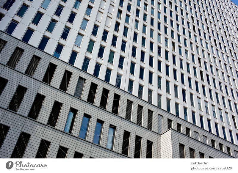 Charité Architektur Berlin Großstadt Fassade Fenster Fensterfront Froschperspektive Gebäude Hauptstadt Haus himmel Hochhaus Stadtzentrum Krankenhaus