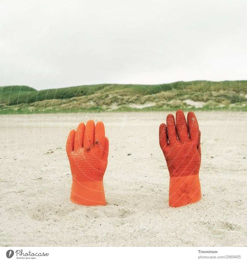 Reich mir die Hand, mein Leben... Ferien & Urlaub & Reisen Umwelt Natur Küste Nordsee Dänemark Handschuhe grau grün orange Gefühle Sand Irritation Stranddüne