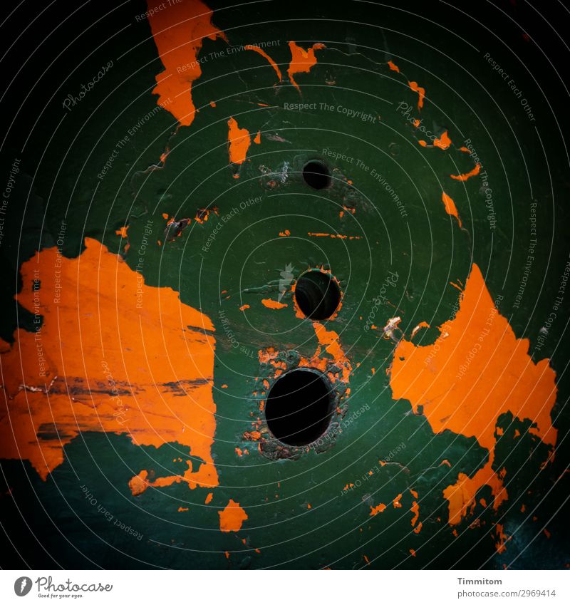 Landkarte mit drei Polen Fahrzeug Nutzfahrzeug Metall alt außergewöhnlich trashig grün orange schwarz Loch Farbfoto Außenaufnahme Menschenleer Tag