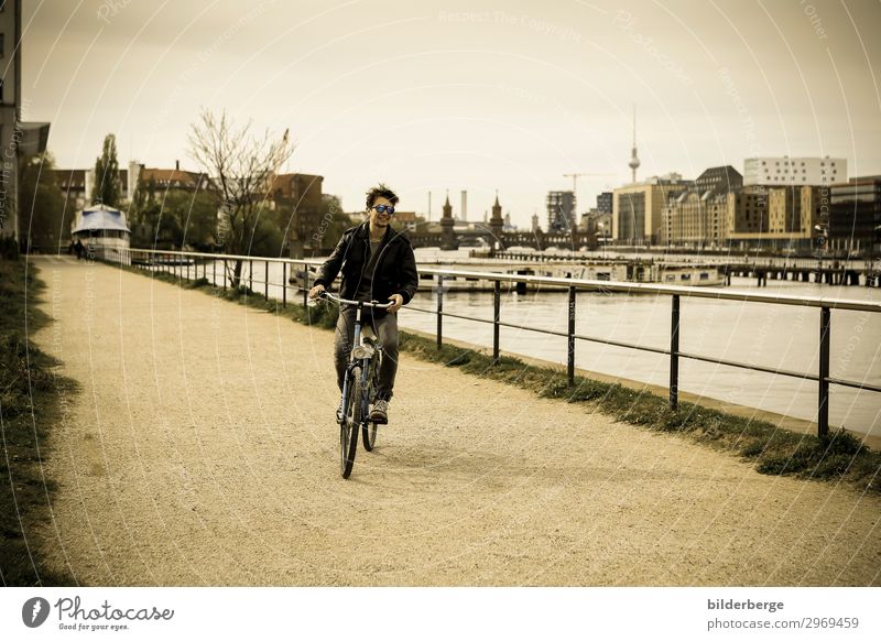 berlin-style 17 Lifestyle Leben Fahrradfahren Student Junger Mann Jugendliche Hauptstadt Verkehrsmittel Wege & Pfade Mode Sonnenbrille Coolness Kraft