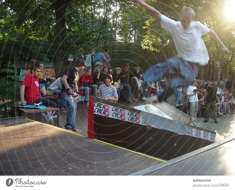 flieg! dunkel Licht Publikum Rampe Halfpipe Extremsport Skateboarding Sonne Sport