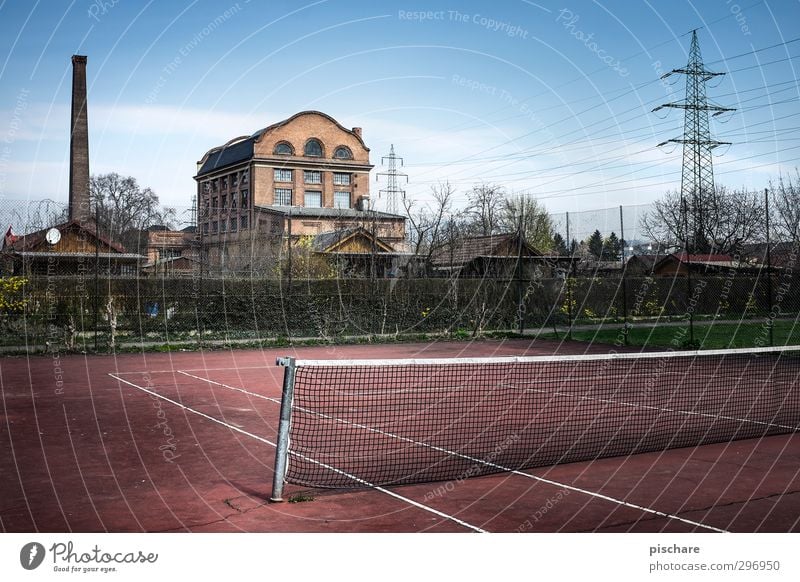 wiedermal schön Tennis spielen... Lifestyle Freizeit & Hobby Sport Sportstätten Stadt Industrieanlage Fabrik Bauwerk dunkel trist Endzeitstimmung Tennisplatz