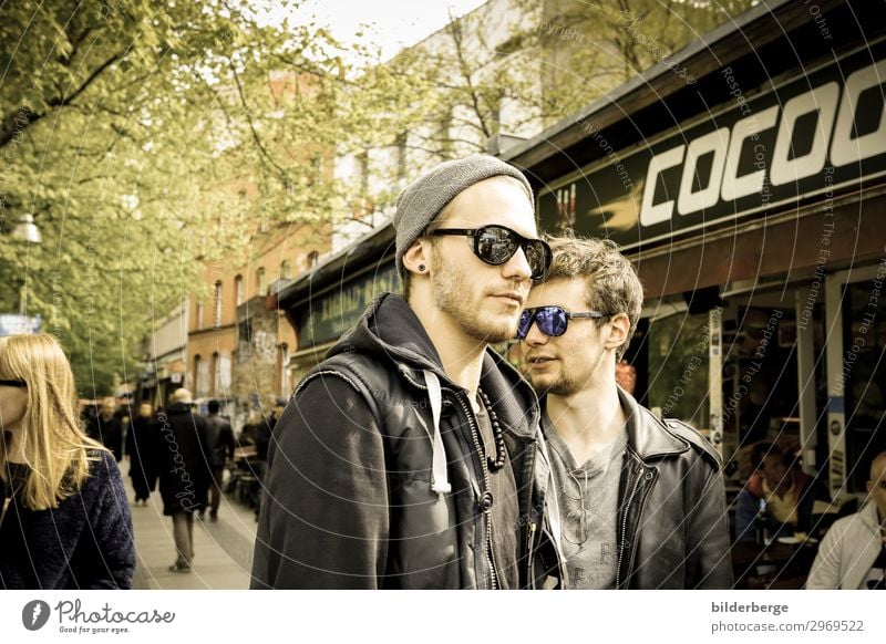 berlin-style 18 Lifestyle Leben Geschwister Freundschaft 2 Mensch Jugendkultur Hauptstadt Mode Sonnenbrille Mütze Coolness Kraft Brille Brillengestell Berlin