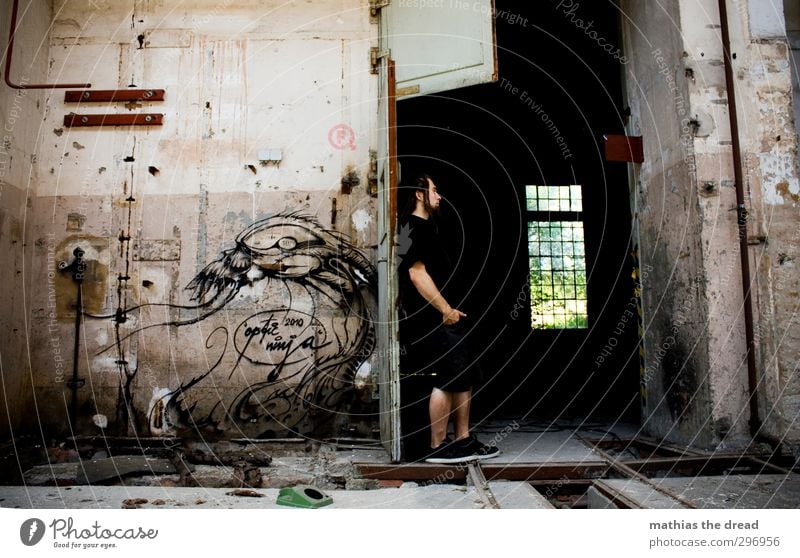 INSIDE/OUTSIDE Mensch maskulin Mann Erwachsene 1 18-30 Jahre Jugendliche Menschenleer Industrieanlage Fabrik Bauwerk Gebäude Architektur Mauer Wand Fenster Tür