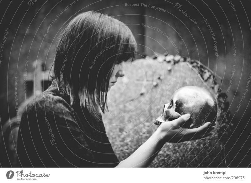 Alas, poor Yorick! I knew him, Horatio feminin Frau Erwachsene 1 Mensch 18-30 Jahre Jugendliche Friedhof bedrohlich Coolness dunkel gruselig retro trashig