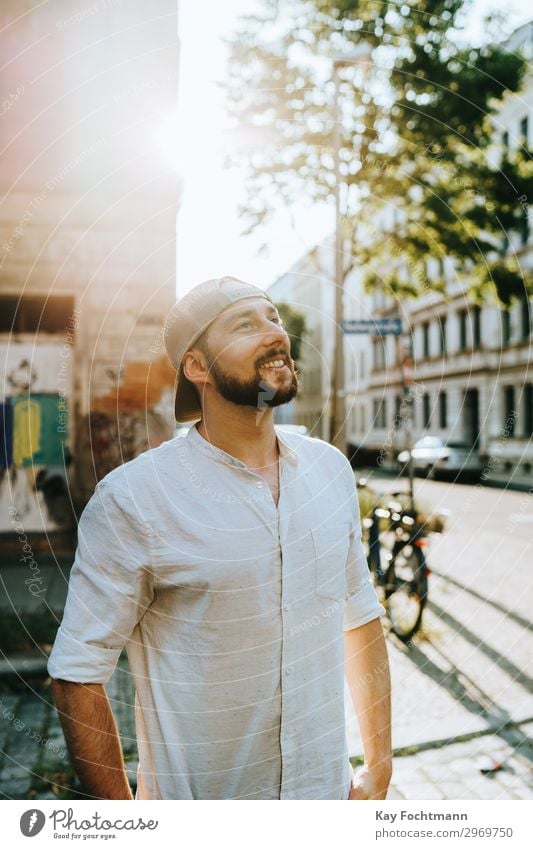 Mann, der im Sommer auf der Straße steht attraktiv Baseball Vollbart bärtig Verschlussdeckel lässig Kaukasier heiter Stadtleben selbstbewusst cool Emotion