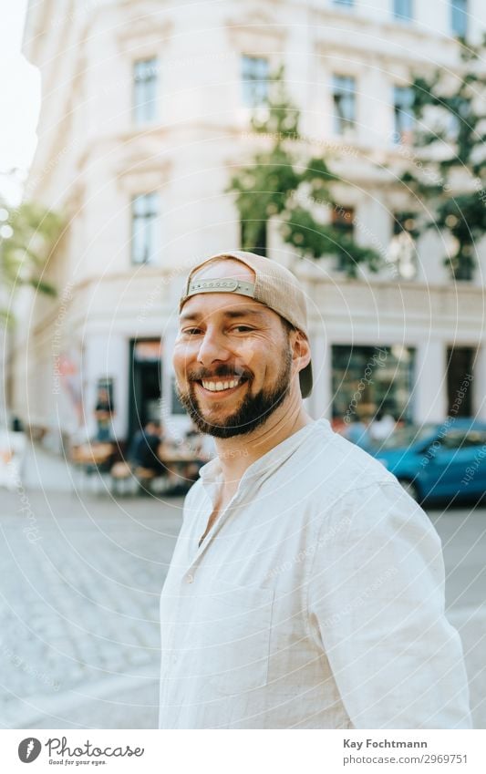 bärtiger lächelnder Mann draußen attraktiv Baseball Vollbart Verschlussdeckel lässig Kaukasier heiter Stadtleben selbstbewusst cool Emotion Ausdruck Gesicht