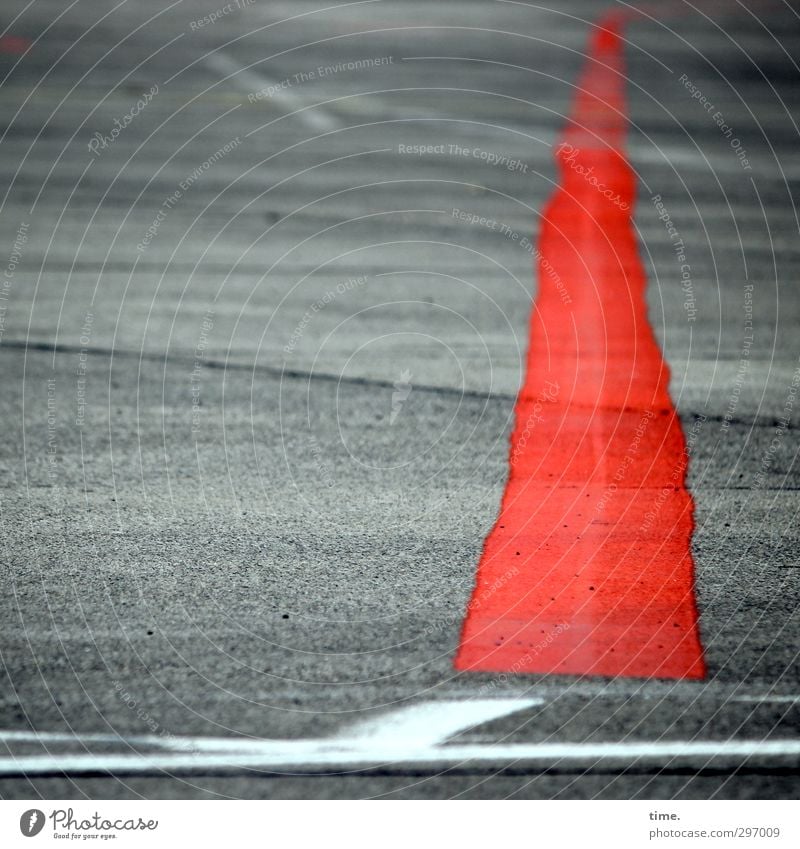 Rotfront Verkehr Verkehrswege Wege & Pfade Rollfeld Asphalt Schilder & Markierungen Linie Luftverkehr Flughafen Flugplatz Landebahn außergewöhnlich exotisch