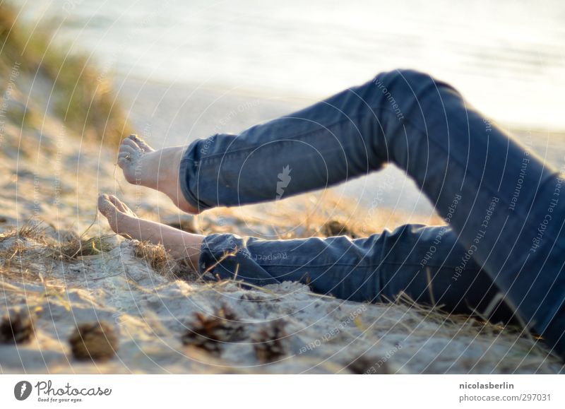 Bin dann mal weg.. Island Ferien & Urlaub & Reisen Freude Insel Strand Sand Sonne Frau feminin Fuß Beine Meer Wärme Sonnenstrahlen schön Erholung liegen ruhig