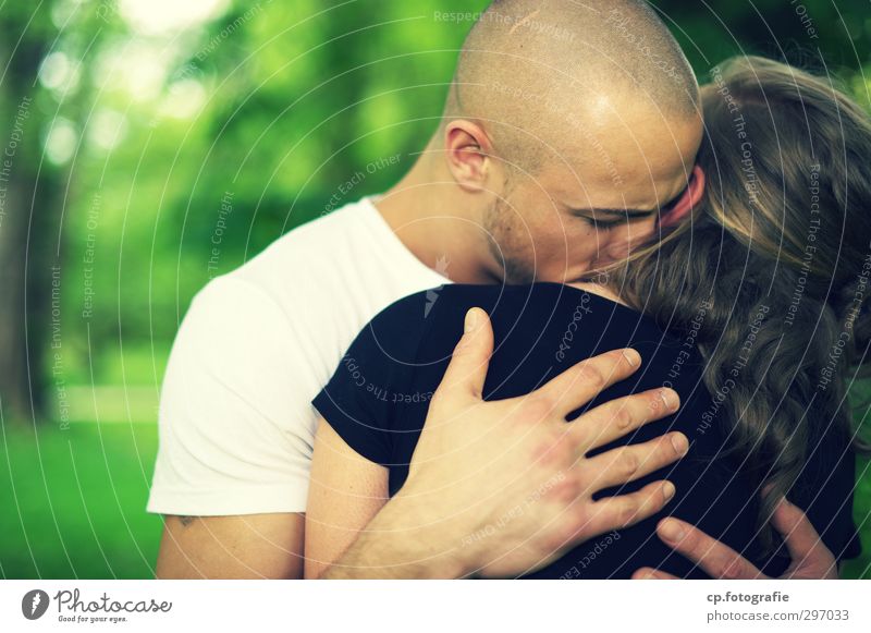 Bleib! Mensch maskulin feminin Junge Frau Jugendliche Junger Mann Paar Partner 2 18-30 Jahre Erwachsene Sommer Schönes Wetter Park Wald T-Shirt brünett