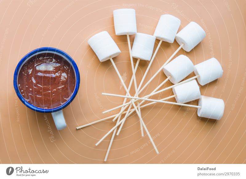 heiße Schokolade mit Marshamallow Dessert Frühstück Getränk Kakao Kaffee Winter Frau Erwachsene Hand Herbst Wärme rot weiß Farbe Hintergrund Bonbon Jeton