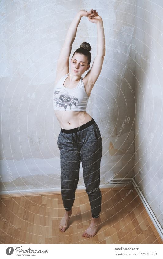 Stretching Lifestyle Gesundheit sportlich Fitness Freizeit & Hobby Wohnung Raum Sport Sport-Training Sportler Mensch feminin Junge Frau Jugendliche Erwachsene 1