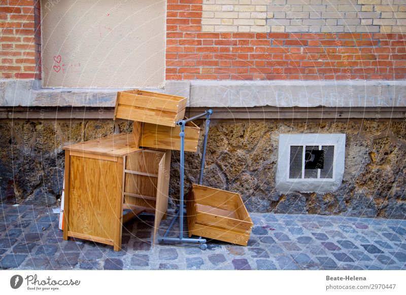 Holterdipolter | Alles muss raus! Stil Innenarchitektur Möbel Schreibtisch Arbeitsplatz Stadt Mauer Wand alt Gefühle Platzangst verschwenden Stress einzigartig