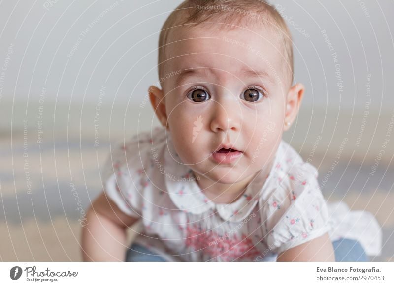 Porträt eines schönen kleinen Mädchens zu Hause. Familienkonzept Indoor Lifestyle Freude Glück Gesicht Kind Mensch Baby Mutter Erwachsene Vater