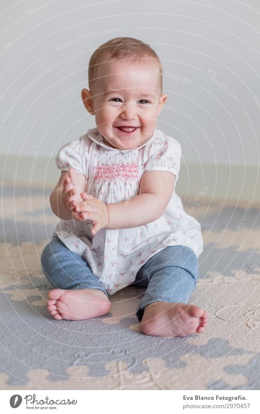 Porträt eines schönen kleinen Mädchens zu Hause. Familienkonzept Indoor Lifestyle Freude Glück Gesicht Kind Mensch Baby Eltern Erwachsene Mutter Vater