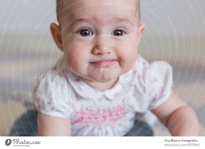 Porträt eines schönen kleinen Mädchens zu Hause. Familienkonzept Indoor Lifestyle Freude Glück Gesicht Kind Mensch feminin Baby Eltern Erwachsene Mutter Vater