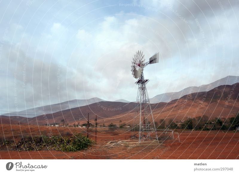 vermühlt Technik & Technologie Erneuerbare Energie Windkraftanlage Natur Landschaft Himmel Wolken Horizont Wetter Sträucher Feld Hügel Berge u. Gebirge Gipfel