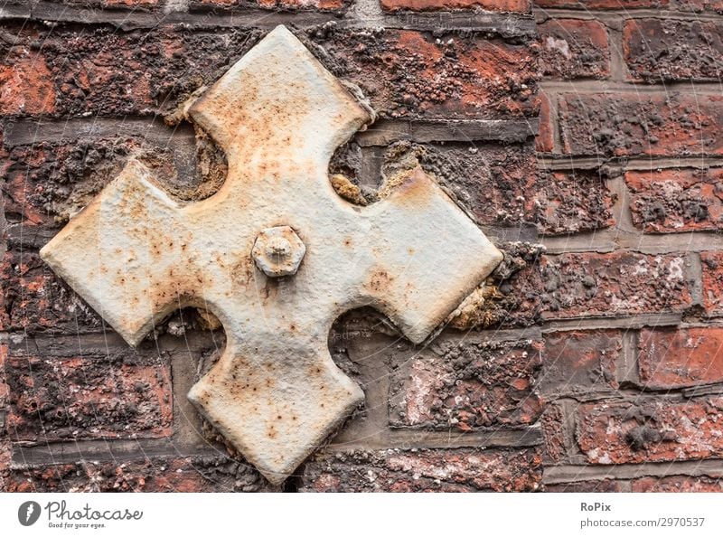 Detail einer historischen Mauer. Maueranker Wand wall brick Sandstein Architektur Haus Hauswand Stadt urban städtisch Kunst Friedhof Mauerwerk stone art Abdruck