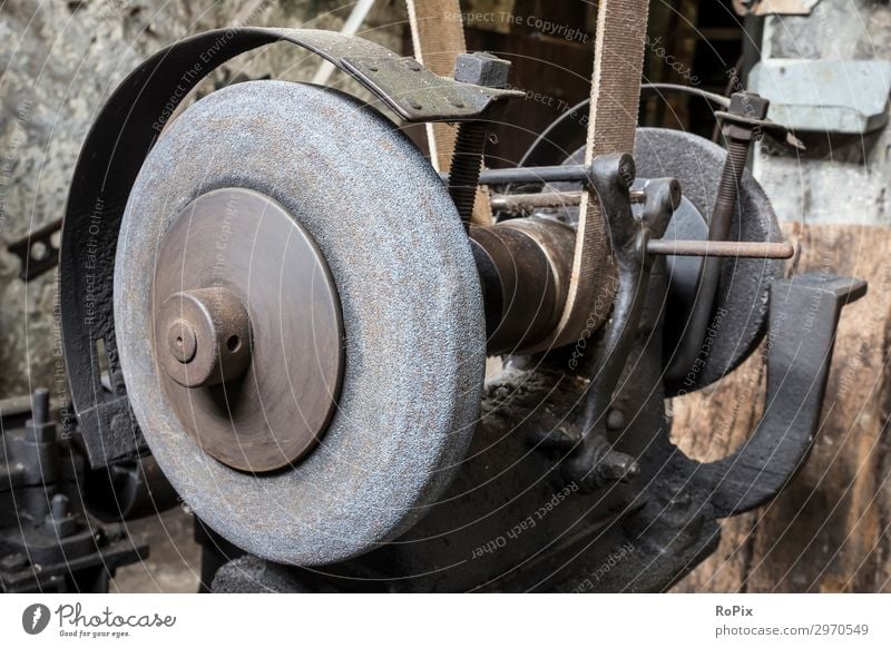 Historischer Schleifstein in der Werkzeugmacherei eines Schmiedes. Arbeit & Erwerbstätigkeit Beruf Arbeitsplatz Baustelle Fabrik Wirtschaft Industrie Handel