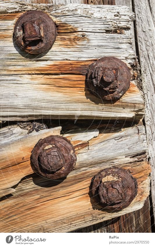 Holzkostruktion an einem alten Pier. Holzdielen Dielen Dielenboden Boden Gebäude Haus Bretter Eichenholz Eisen antik Geschichte floor Handwerk Kunst