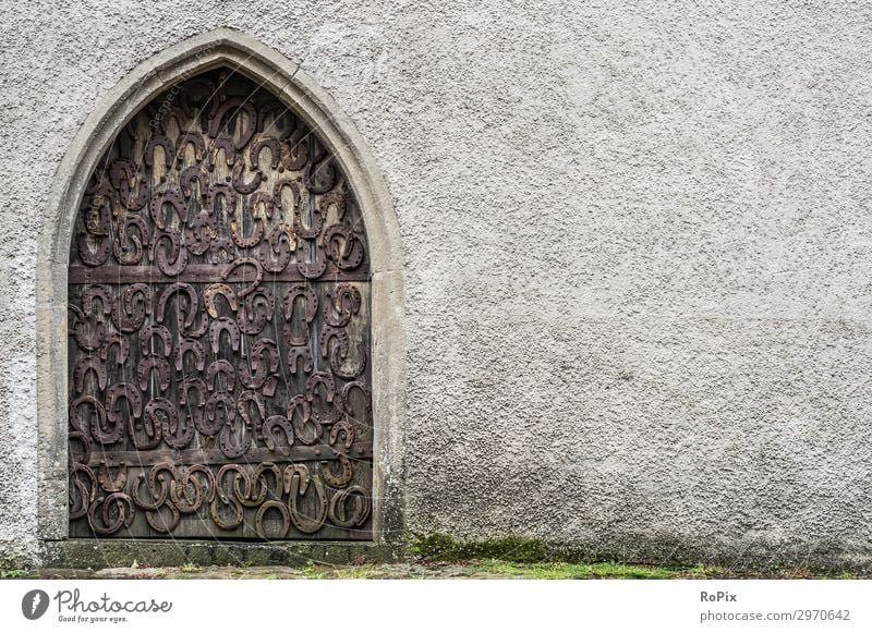 Mit Hufeisen geschmückte Tür an einer alten Kirche. Türschloss Türklinke türbeschlag door Gebäude Haus Holz Eichenholz Eisen antik Geschichte schmiedeeisern