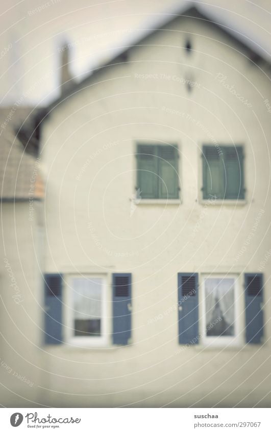 wohnen in s Haus Einfamilienhaus Gebäude Architektur Fassade Fenster Dach hell trist Langeweile Deutschland Gedeckte Farben Außenaufnahme Menschenleer Tag