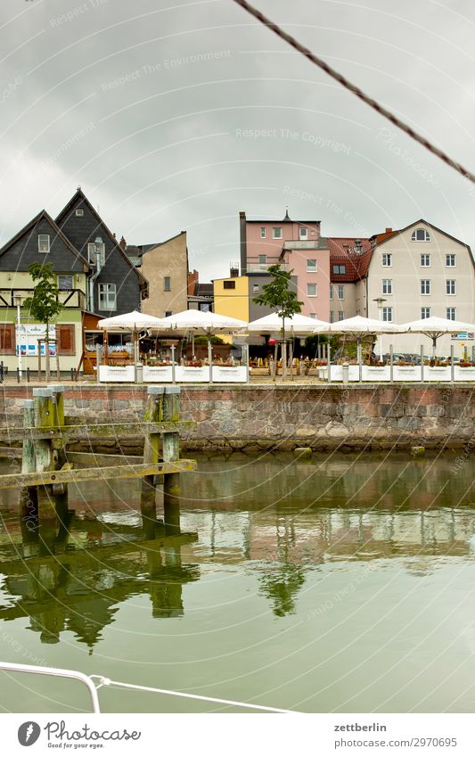 Stralsunder Hafenbecken alt antik Gebäude Hanse Hansestadt Haus historisch Kleinstadt Küste Mecklenburg-Vorpommern Meer Mittelalter Ostsee Rügen Schifffahrt