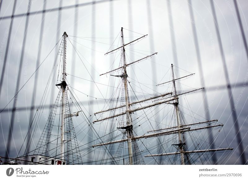 Gorch Fock in Stralsund Wasserfahrzeug Segelboot Segelschiff Mast Rah Museum Zaun Himmel Himmel (Jenseits) Menschenleer Textfreiraum alt antik Hafen Hanse