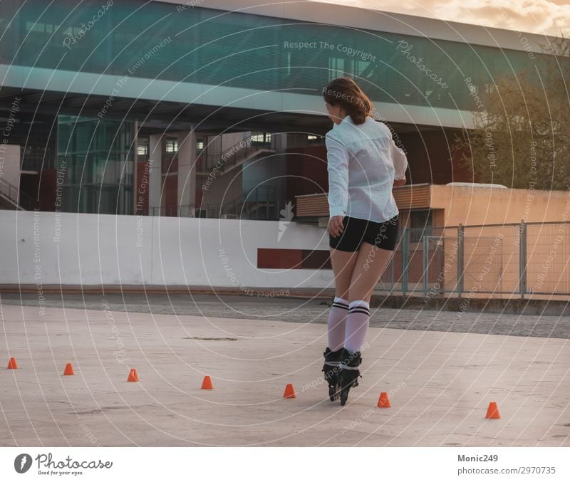 Schöne junge Frau, die Spaß mit Rollschuhen hat. Lifestyle Stil Freude Glück schön Freizeit & Hobby Freiheit Sport Mensch feminin Junge Frau Jugendliche