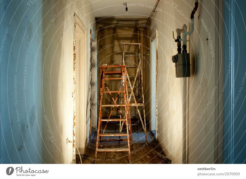 Leitern Altbau Arbeit & Erwerbstätigkeit Baustelle Handwerker Haus stehleiter Anstreicher Mauer Menschenleer Stadthaus Renovieren Modernisierung Textfreiraum