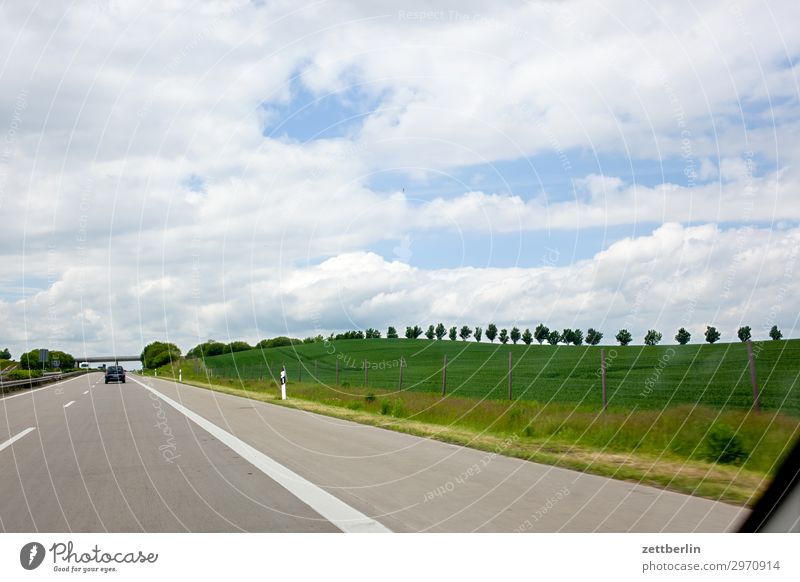 Autobahn Straße Fernstraße Asphalt Ferien & Urlaub & Reisen Reisefotografie Tourismus PKW Spuren standstreifen Horizont Ferne Himmel Himmel (Jenseits)