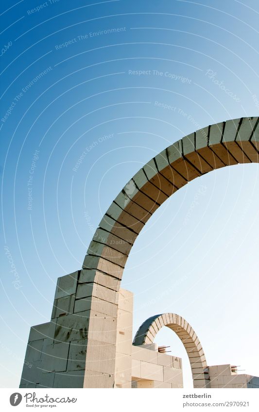 Fensterbogen Baustelle Gewerbe Mauer Gemäuer Handwerk Kurve Wölbung Bogen Haus Wohnhaus Hausbau Backstein Himmel Himmel (Jenseits) Wolkenloser Himmel Sommer