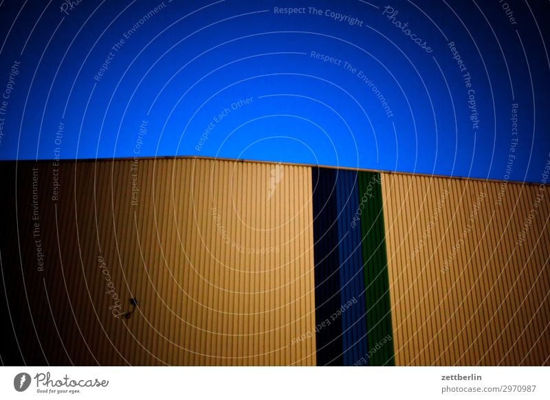 Wellblechhalle Berlin Gebäude Haus Stadt Szene Stadtleben Halle Lagerhalle Industrie Industriefotografie Streifen Farbe Abend Feierabend Dämmerung mehrfarbig