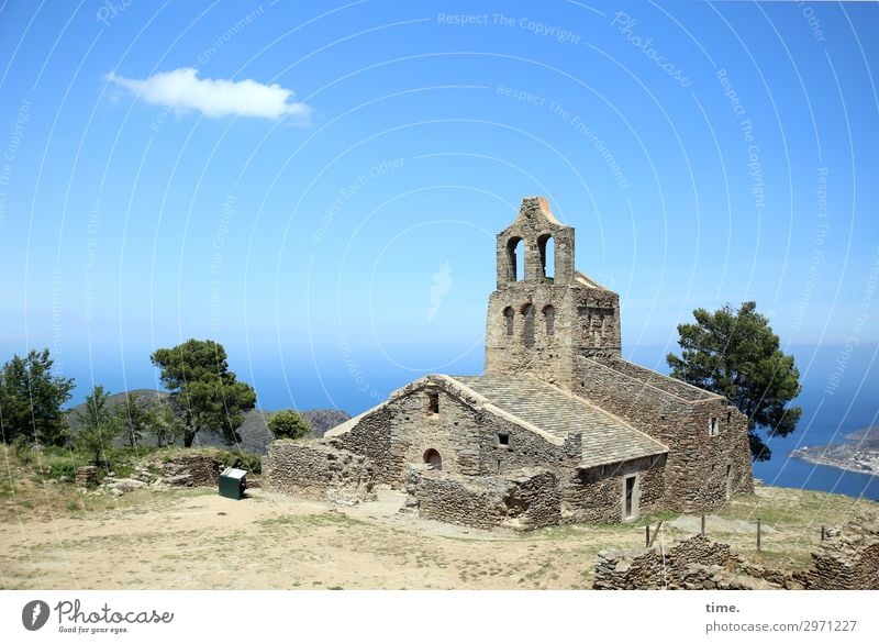 very lost holy place Himmel Wolken Horizont Schönes Wetter Baum Küste Meer Katalonien Kirche Ruine Architektur Mauer Wand Sehenswürdigkeit alt historisch kaputt