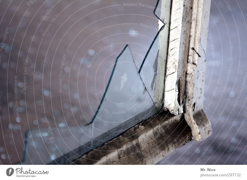 zahn der zeit Gebäude Fenster alt dreckig kaputt Scherbe Glas Glasscheibe Fensterscheibe Fensterrahmen Scharfer Gegenstand Holz Ruine Verfall durchsichtig